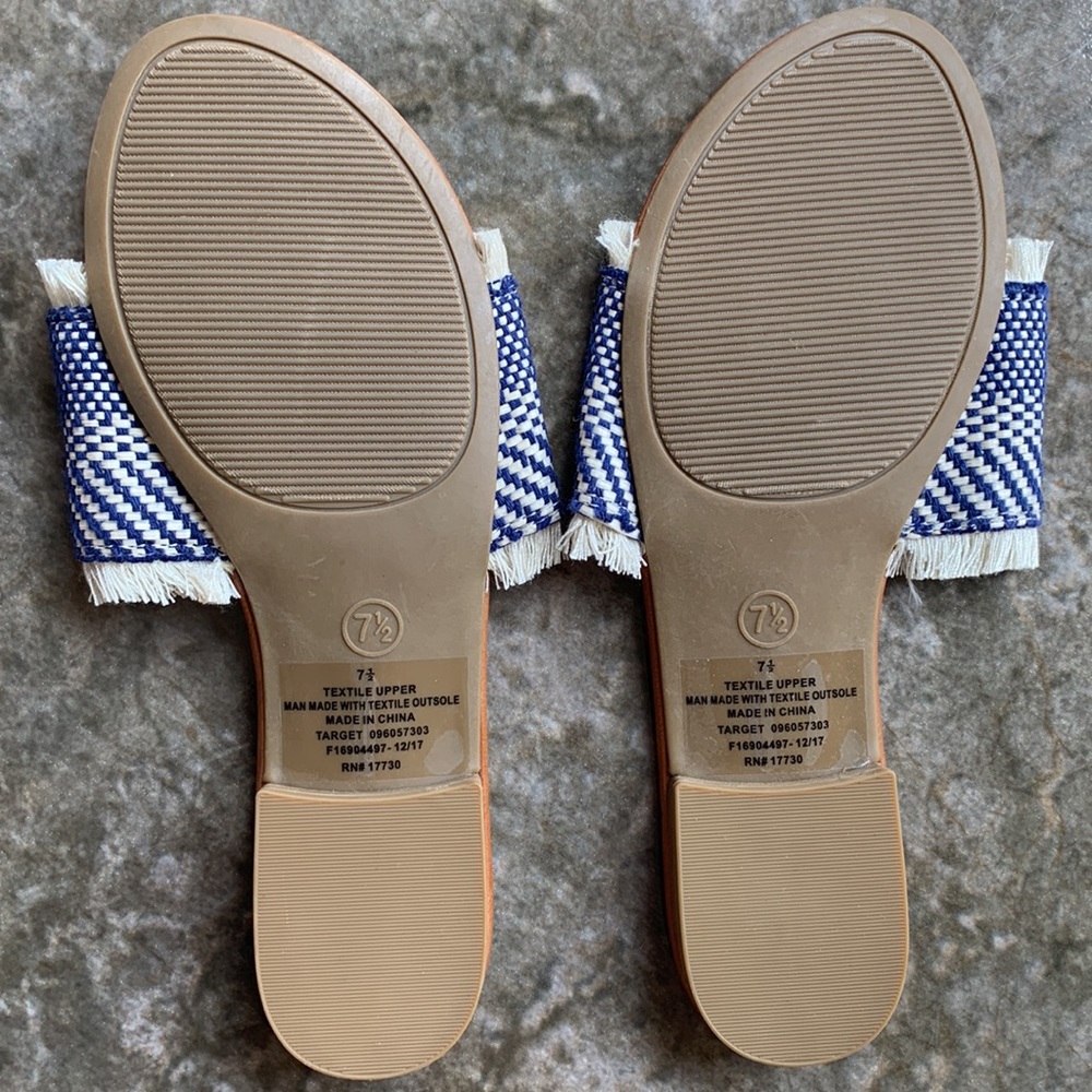 Universal thread sandals NWOT - Picture 2 of 3